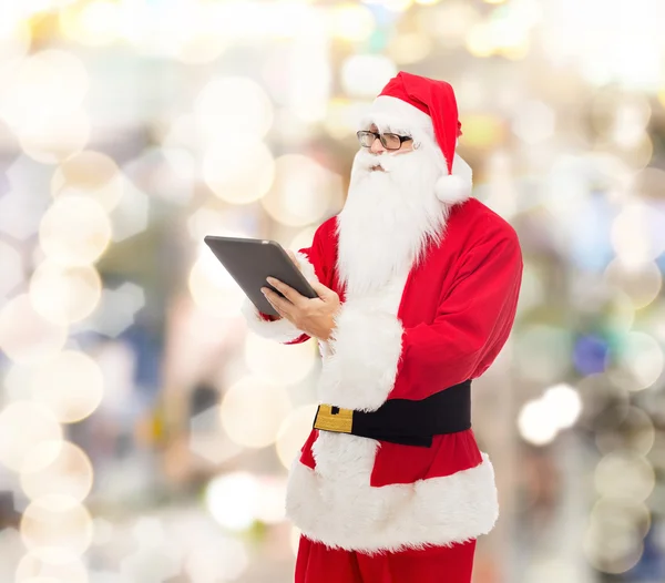 Mann im Weihnachtsmannkostüm mit Tablet-PC — Stockfoto