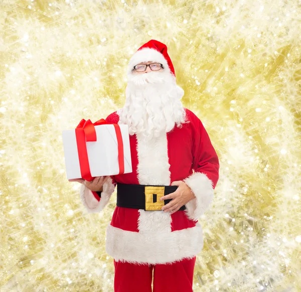 Man in costume of santa claus with gift box — Stock Photo, Image