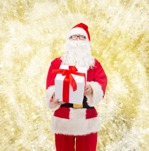 Homme en costume de Père Noël claus avec boîte cadeau — Photo
