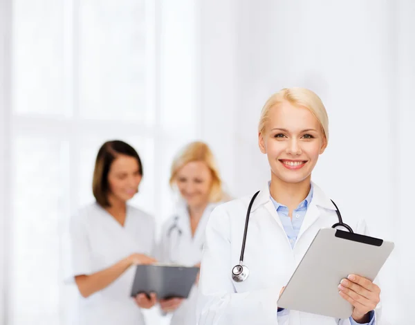 Kadın doktor stetoskop ve tablet pc ile — Stok fotoğraf