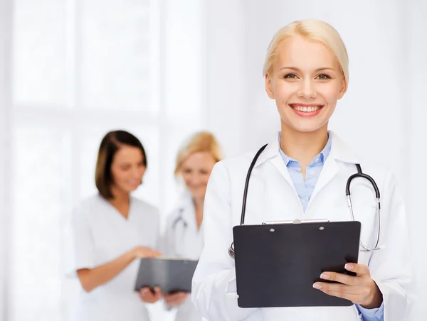Senyum dokter wanita dengan clipboard — Stok Foto