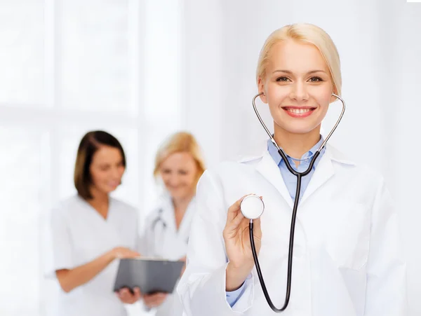 Médica sorridente com estetoscópio — Fotografia de Stock