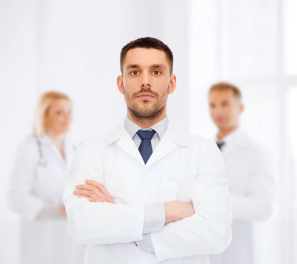 Homme médecin en manteau blanc — Photo