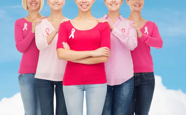 Nahaufnahme von Frauen mit Krebsinformationsbändern — Stockfoto