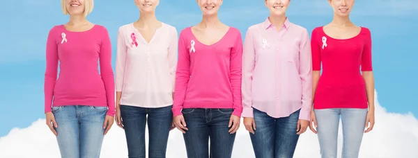 Закрывать глаза на женщин с раковыми опухолями — стоковое фото