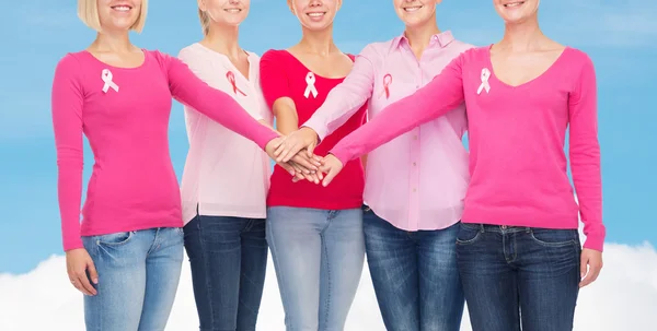 Κοντινό πλάνο των γυναικών με καρκίνο ευαισθητοποίηση κορδέλλες — Φωτογραφία Αρχείου