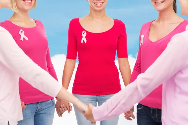 Крупним планом жінки зі стрічками поінформованості про рак — стокове фото