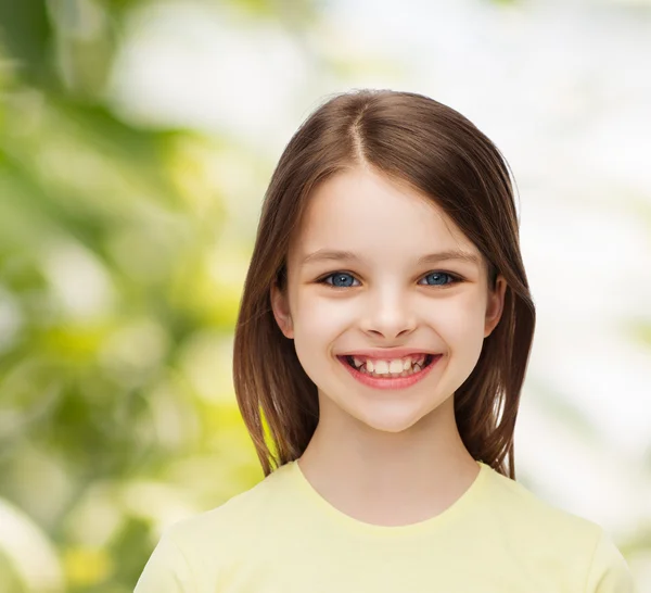 Lächelndes kleines Mädchen auf weißem Hintergrund — Stockfoto