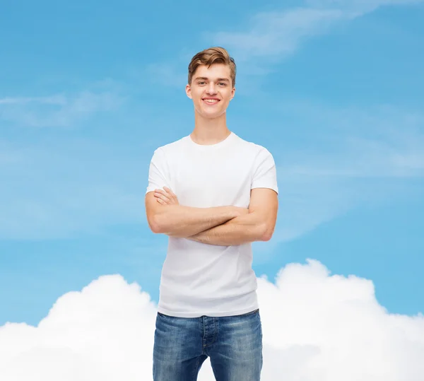 Jovem sorridente em branco t-shirt — Fotografia de Stock