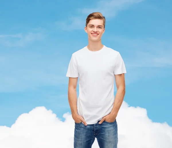 Χαμογελαστός νεαρός στην κενή λευκή μπλούζα — Φωτογραφία Αρχείου