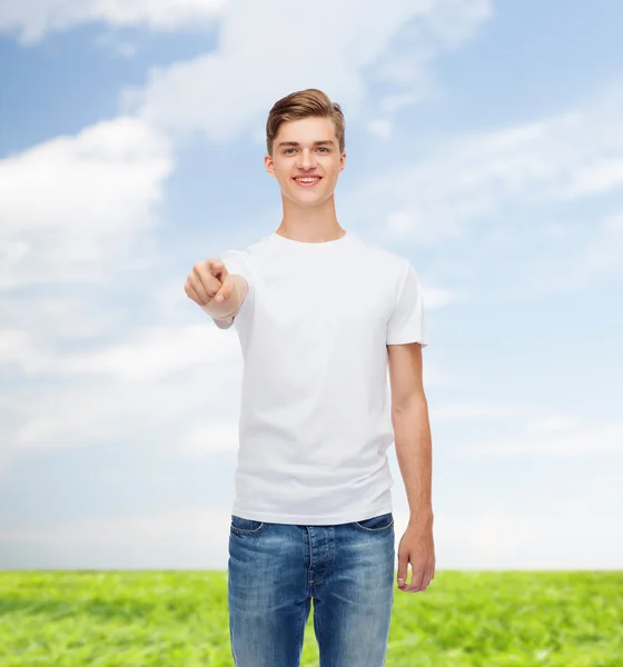 Lächelnder junger Mann im weißen T-Shirt — Stockfoto