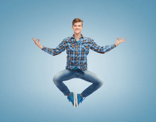 Sonriente joven saltando en el aire —  Fotos de Stock