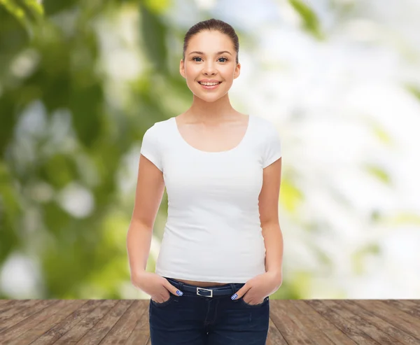 Uśmiechnięta młoda kobieta w puste biały t-shirt — Zdjęcie stockowe