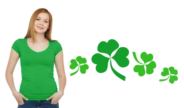 Yeşil t-shirt shamrock ile gülümseyen genç kız — Stok fotoğraf