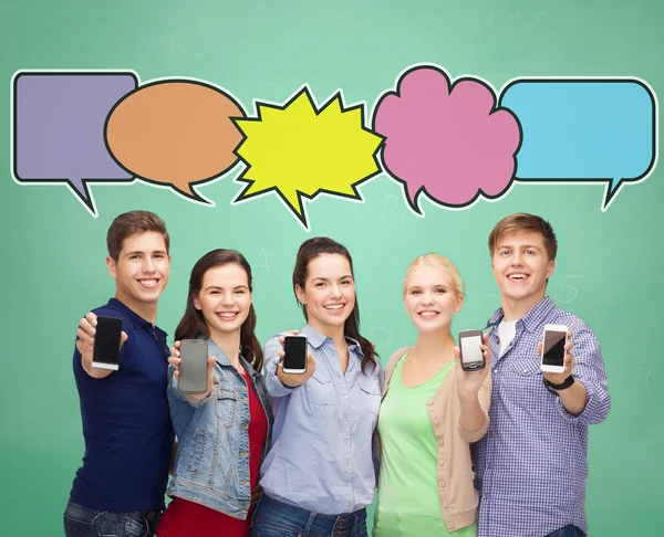 Happy vrienden lege smartphones schermen weergegeven: — Stockfoto