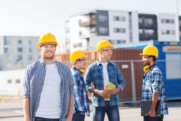 Ομάδα των χαμογελαστά οικοδόμων στο hardhats υπαίθρια — Φωτογραφία Αρχείου