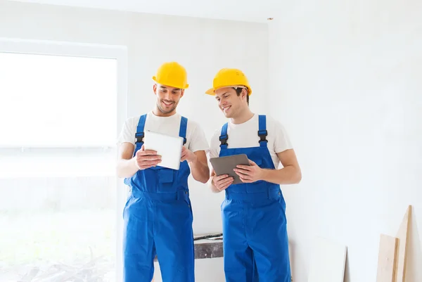 Construtores com tablet pc e equipamentos dentro de casa — Fotografia de Stock