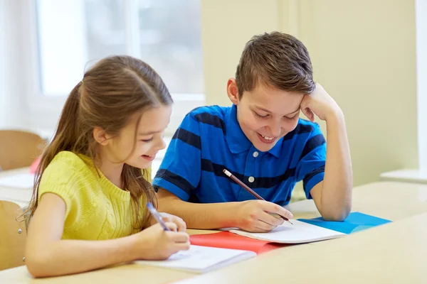 Grup okul çocukları sınıfta test yazma — Stok fotoğraf