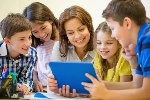 Groupe d'enfants avec professeur et tablette PC à l'école — Photo