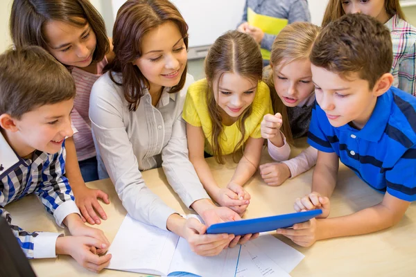 Grupa dzieci z nauczycielem i tablet pc w szkole — Zdjęcie stockowe