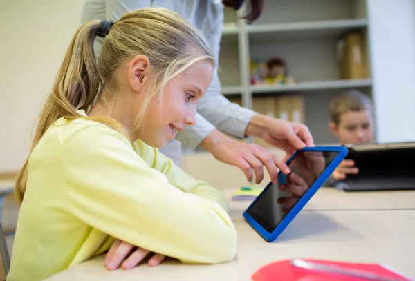 Petite fille avec professeur et tablette pc à l'école — Photo