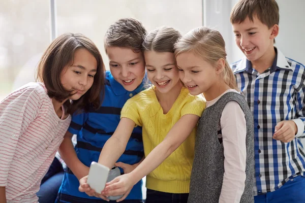 Grupo de escolares tomando selfie con smartphone —  Fotos de Stock