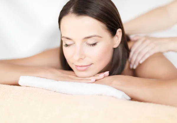 Hermosa mujer en el salón de spa recibiendo masaje —  Fotos de Stock