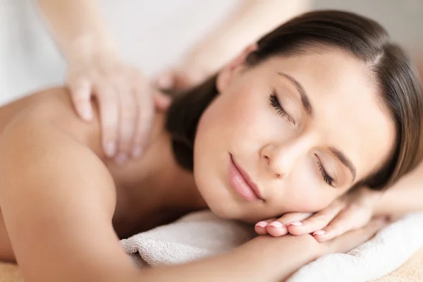 Schöne Frau im Wellness-Salon bekommen Massage — Stockfoto