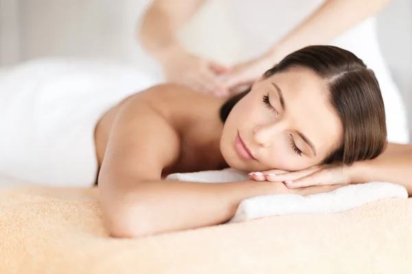 Mooie vrouw in spa salon massage krijgen — Stockfoto