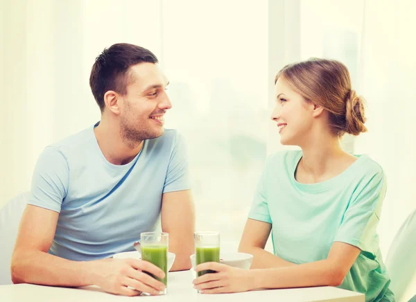 Pareja sonriente desayunando en casa —  Fotos de Stock