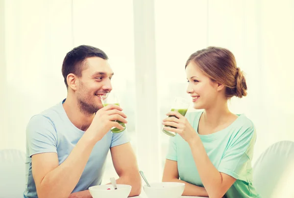 Pareja sonriente desayunando en casa — Foto de Stock