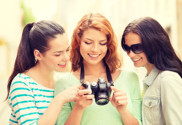 Smiling teenage girls with camera — Stock Photo, Image