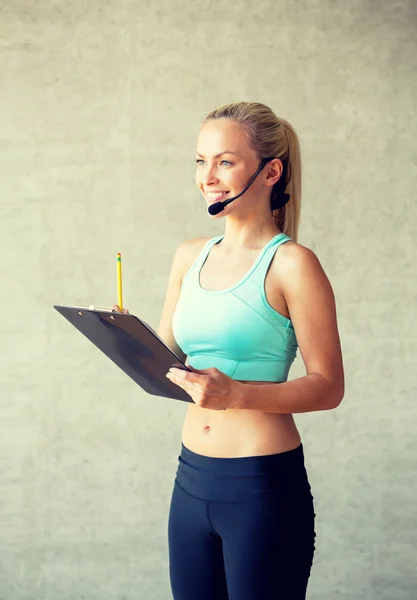 Belle femme athlétique au gymnase — Photo