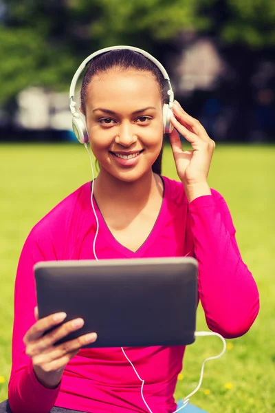 Mulher sorridente com tablet pc ao ar livre — Fotografia de Stock