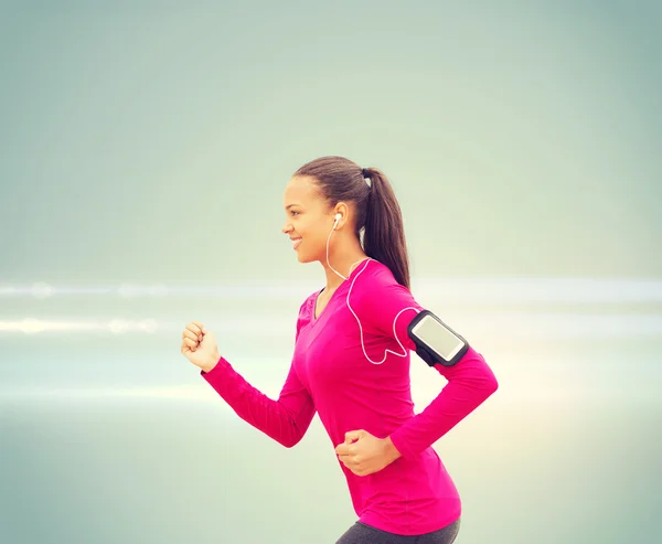 Sonriente joven corriendo — Foto de Stock