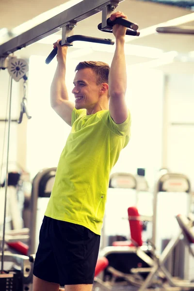 Uomo sorridente che esercita in palestra — Foto Stock