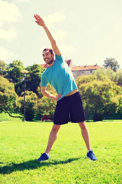 Sonriente hombre estirándose al aire libre —  Fotos de Stock