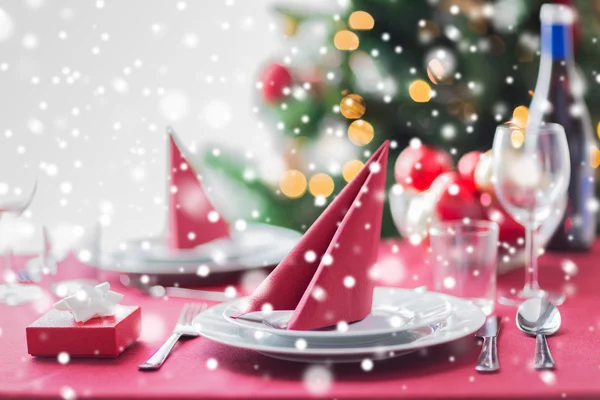 Camera con albero di Natale e tavolo decorato — Foto Stock