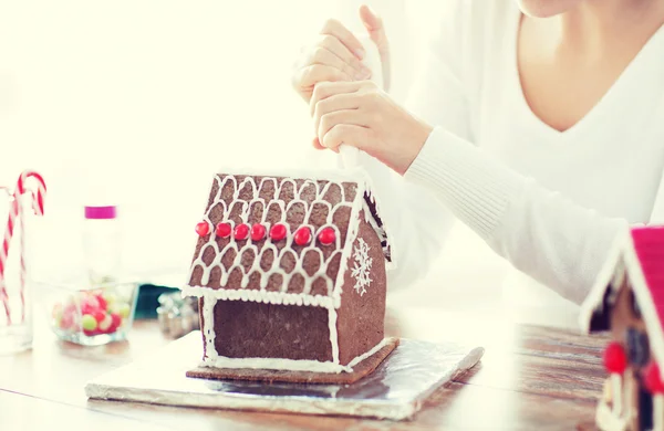 Gingerbread house evde yapmaya kadın yakın çekim — Stok fotoğraf