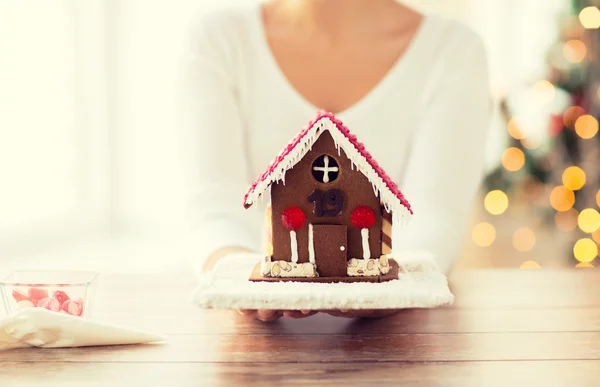 Gros plan de la femme montrant la maison de pain d'épice — Photo