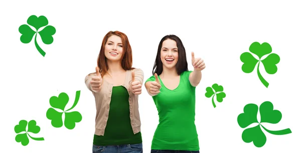 Shamrock ile başparmak gösterilmesini iki gülümseyen kız — Stok fotoğraf