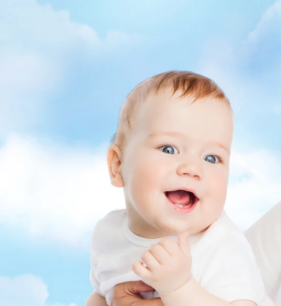 Primer plano de la madre sosteniendo sonriente bebé —  Fotos de Stock