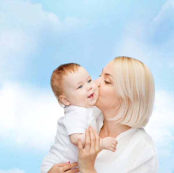 Mãe feliz beijando bebê sorridente — Fotografia de Stock