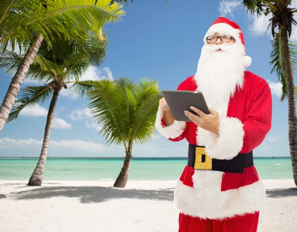 Mężczyzna w stroju Świętego Mikołaja z komputera typu tablet — Zdjęcie stockowe