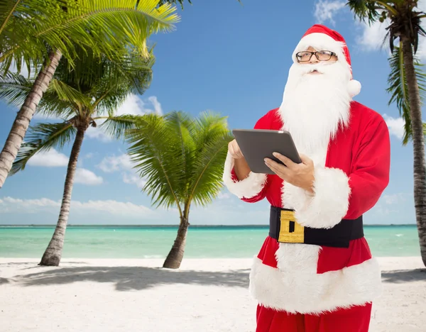 Man in kostuum van de kerstman met tablet pc — Stockfoto