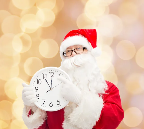 Homem em traje de santa claus com relógio — Fotografia de Stock