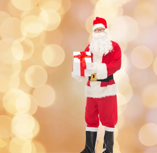 Mężczyzna w stroju Świętego Mikołaja z pudełko — Zdjęcie stockowe
