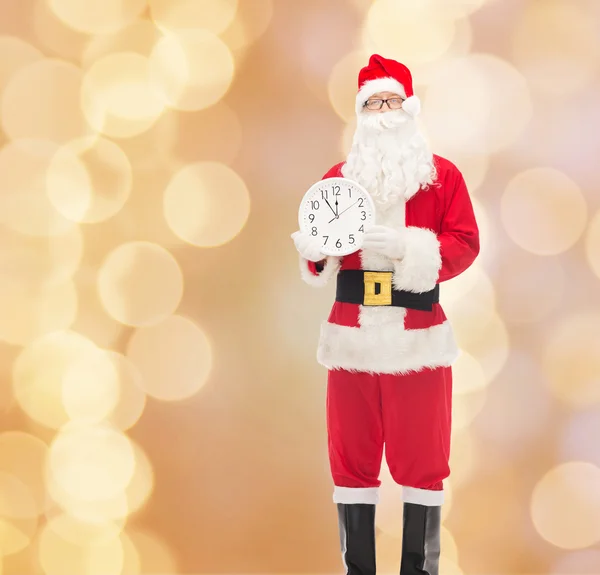 Homme en costume de Père Noël claus avec horloge — Photo