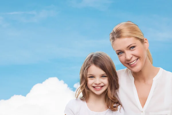 Sorrindo mãe e menina — Fotografia de Stock