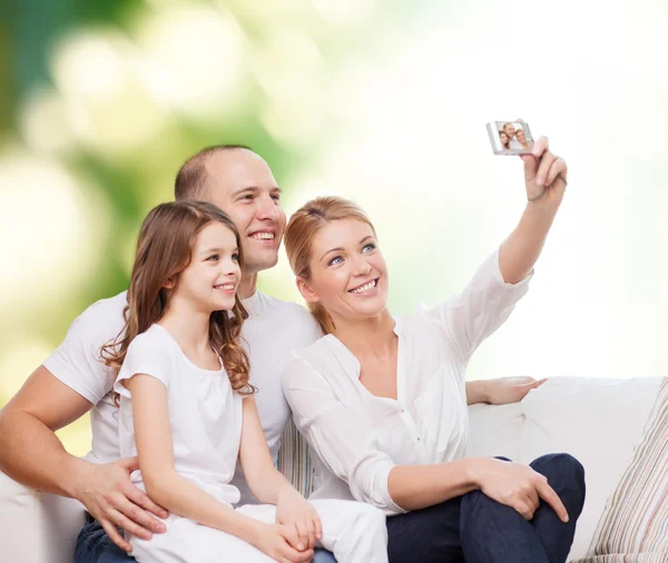Familia feliz con la cámara en casa —  Fotos de Stock